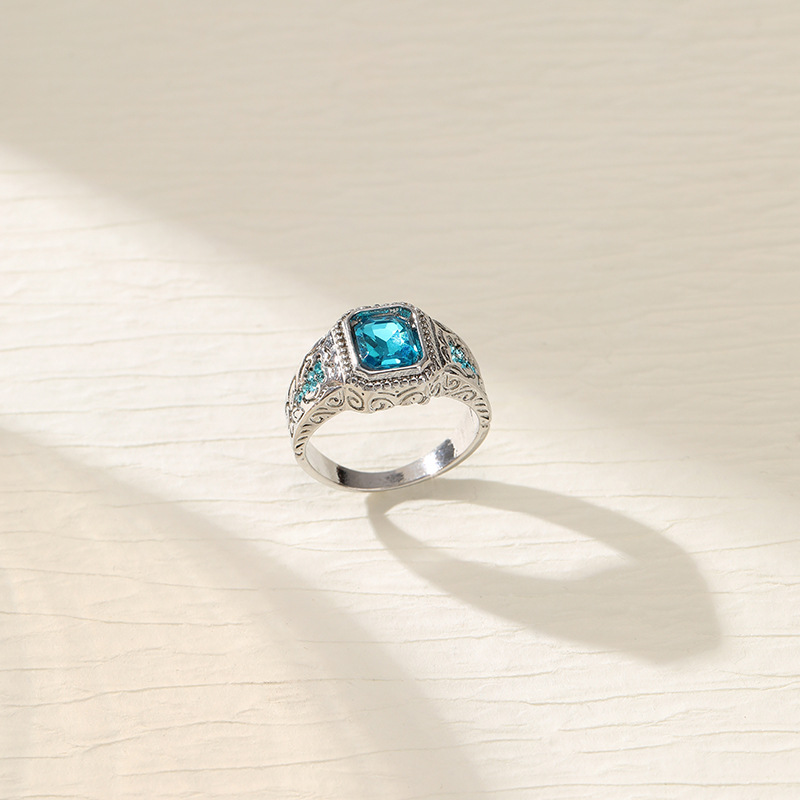 A new cross-border bestseller in Southeast Asia, a hip-hop alloy electroplated ice blue diamond glass personalized couple ring Application Scenario