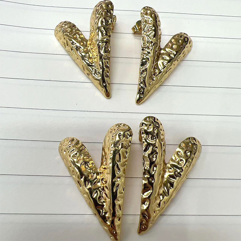 Wholesale of niche accessories such as European and American fashion textured retro heart-shaped stud earrings, copper gold-plated light luxury stainless steel earrings Specification image