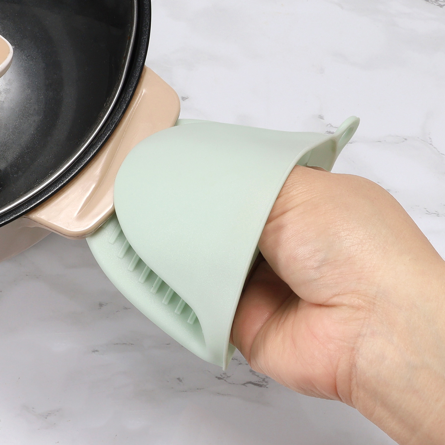 Baking gloves, anti-slip and heat-insulating gloves for taking out dishes and bowls, oven, microwave, air fryer, kitchen anti-heat hand clips Application Scenario