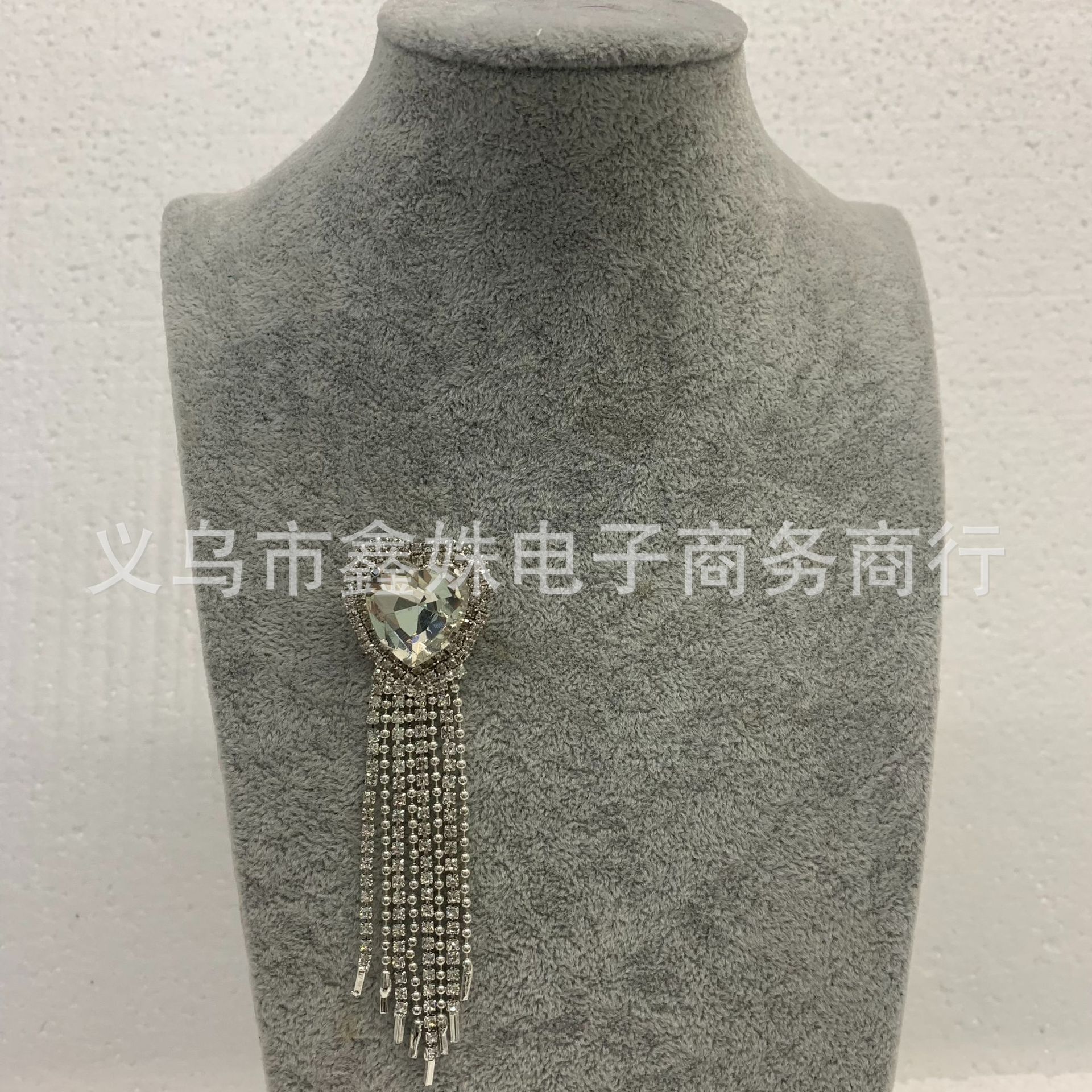 Retro incense brooch, high-end and niche clothing accessories, collar double C brooch, high-end women's brooch