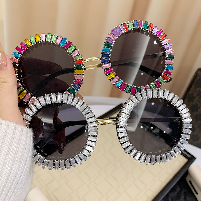 New European and American fashionable diamond-encrusted round-framed sunglasses for both men and women, wholesale metal sunglasses from the manufacturer Application Scenario