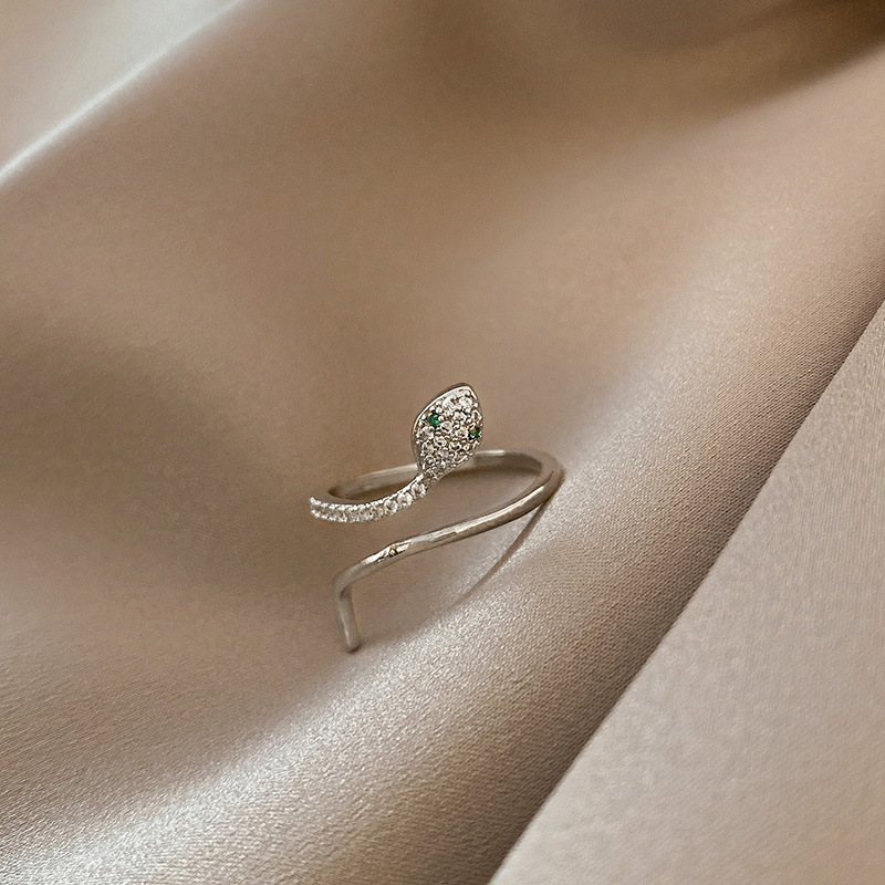 The New Kimoj Ring, Slightly Set With Zircon Wrapped Around A Small Snake, Features A Niche Design That Is Fashionable And Individual. It Is A Unique Index Finger Ring For Women's Decoration Specification drawing
