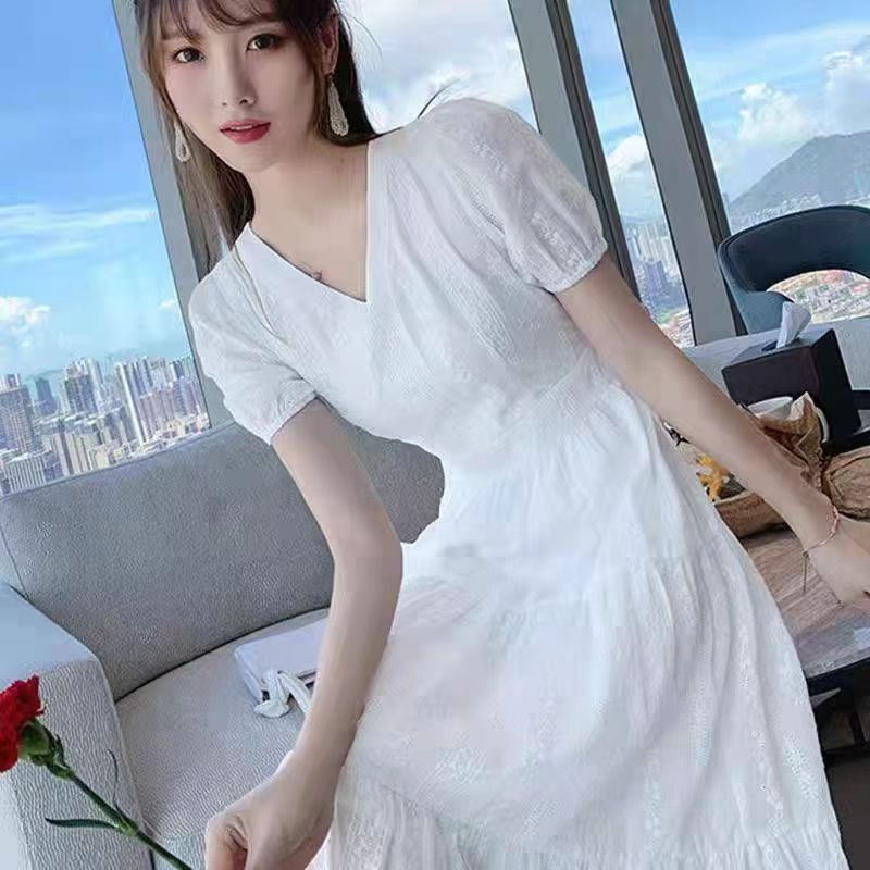 New French cinched-waist A-line halter dress for Spring/Summer 2025, a white dress for a petite girl's first love and a beach vacation