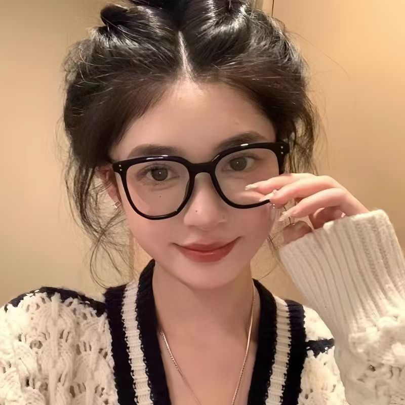 Wholesale and retail of ultra-light black-framed natural glasses on Instagram, high appearance level, anti-blue light, large face slimming, myopia JS92 Application Scenario