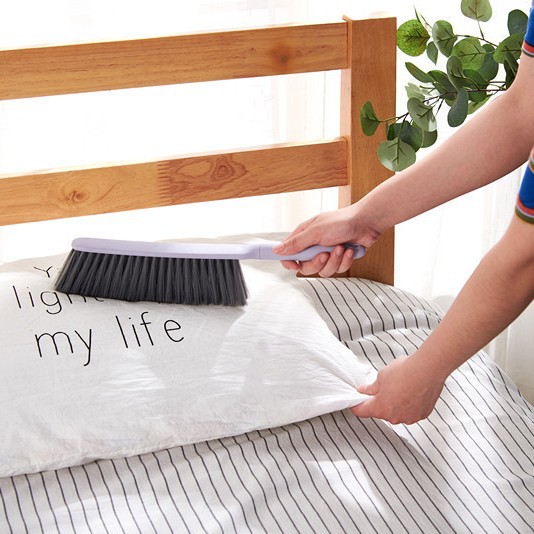 Household long-handled carpet brush, bedroom cleaning brush, simple sofa dust removal brush, soft bristle brush, broom, bed sweeping brush, blanket brush Application Scenario