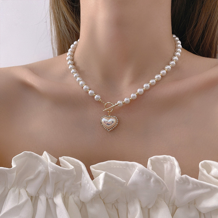Japanese and Korean pearl heart-shaped necklace, women's real gold color retention electroplating, trendy and niche design sense, elegant collarbone chain, versatile neck chain Application Scenario