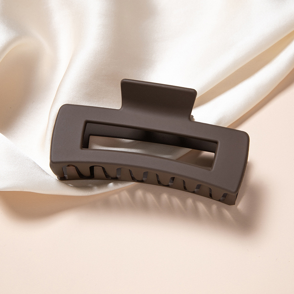 Cross Border Amazon Square Frosted Grip Clip Hair Clip Back Head Clip 10.5Cm Large Shark Hair Grip Application Scenario