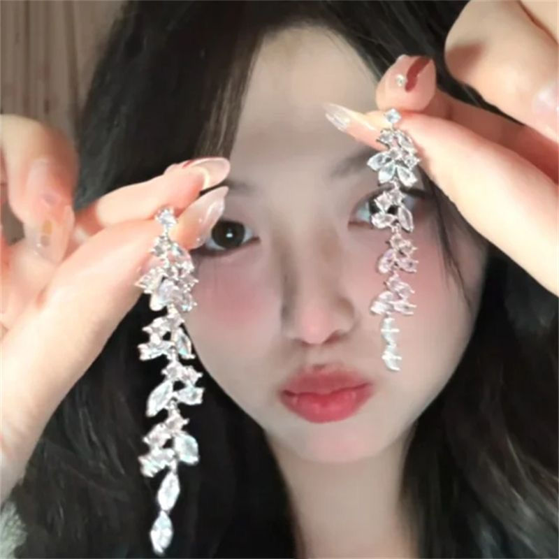 "Square and round faces are so adorable!!" Cold and elegant style, super ethereal, slender and tall high-end tassel butterfly earrings, 2025 new style stud earrings Specification image