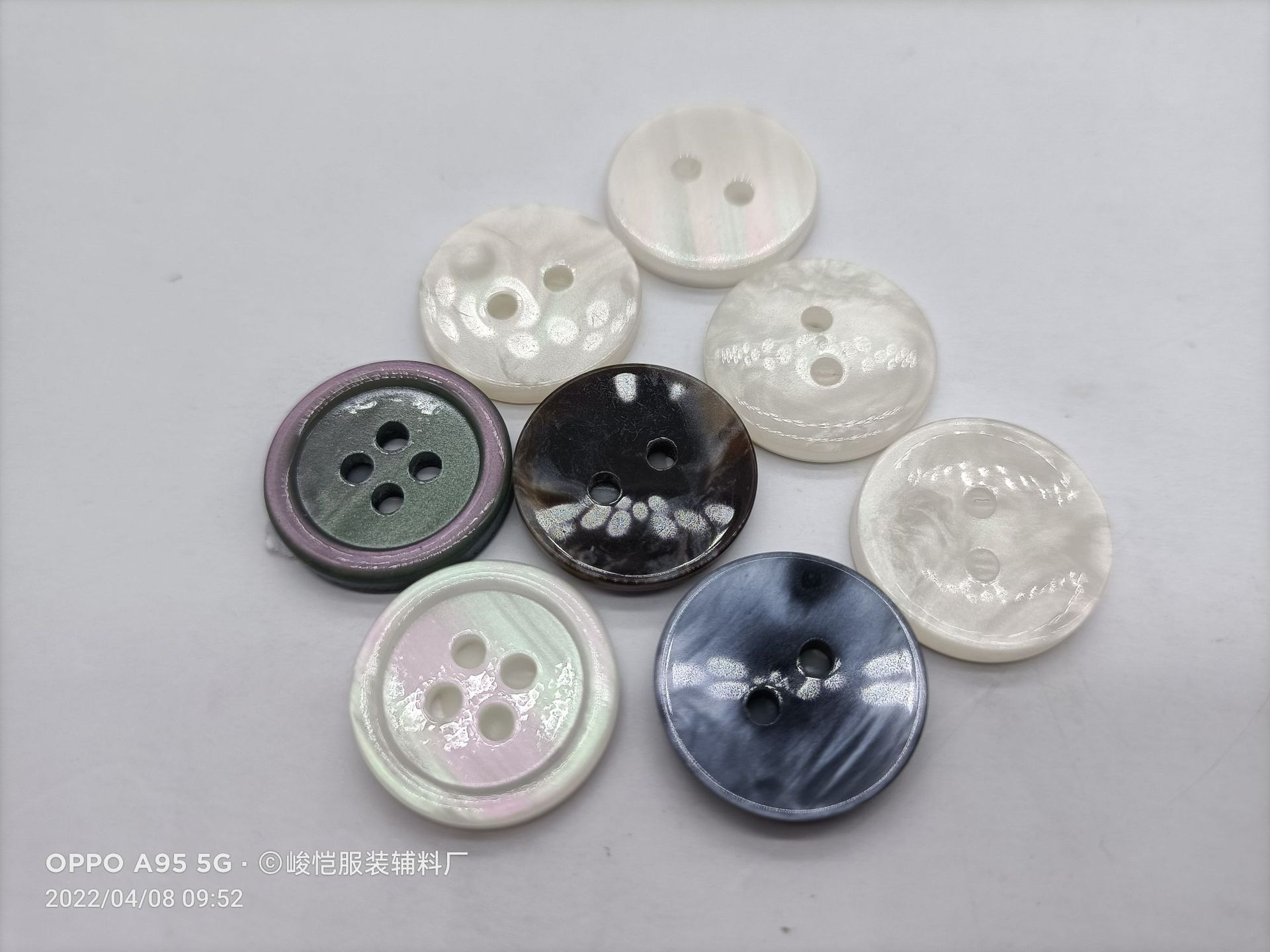 白色两眼树脂产品图