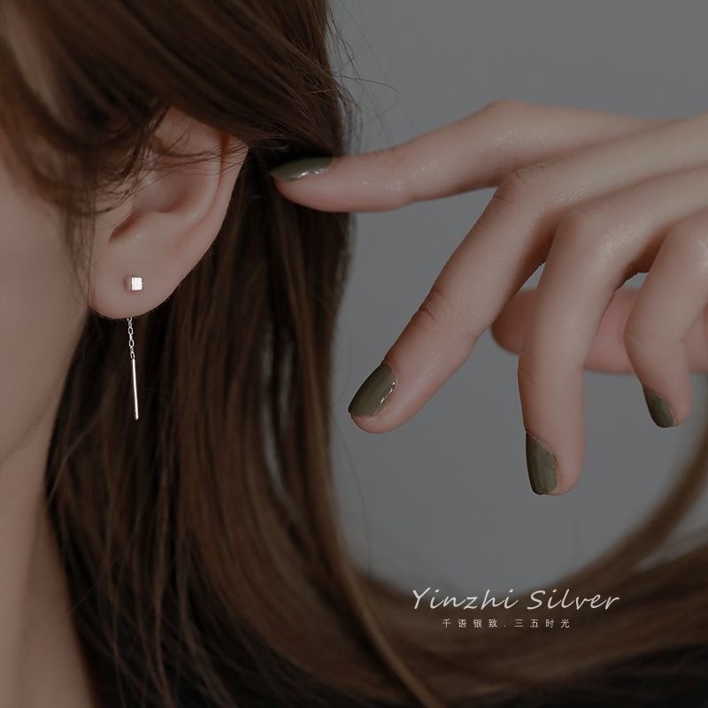 The small square ear moldings are a trendy and niche design for women on Instagram, exuding a sense of sophistication. The 925 silver ear moldings are versatile and personalized earrings Application Scenario