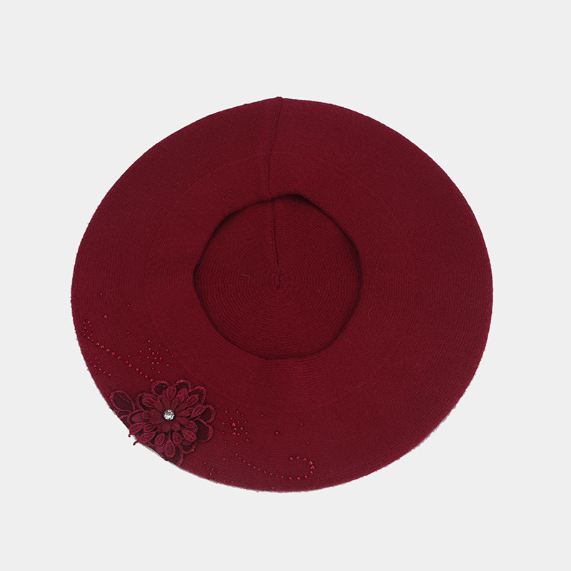 French retro rhinestone flower-patterned knitted bud hat, artistic, fresh and fashionable painter hat, autumn and winter beret Application Scenario