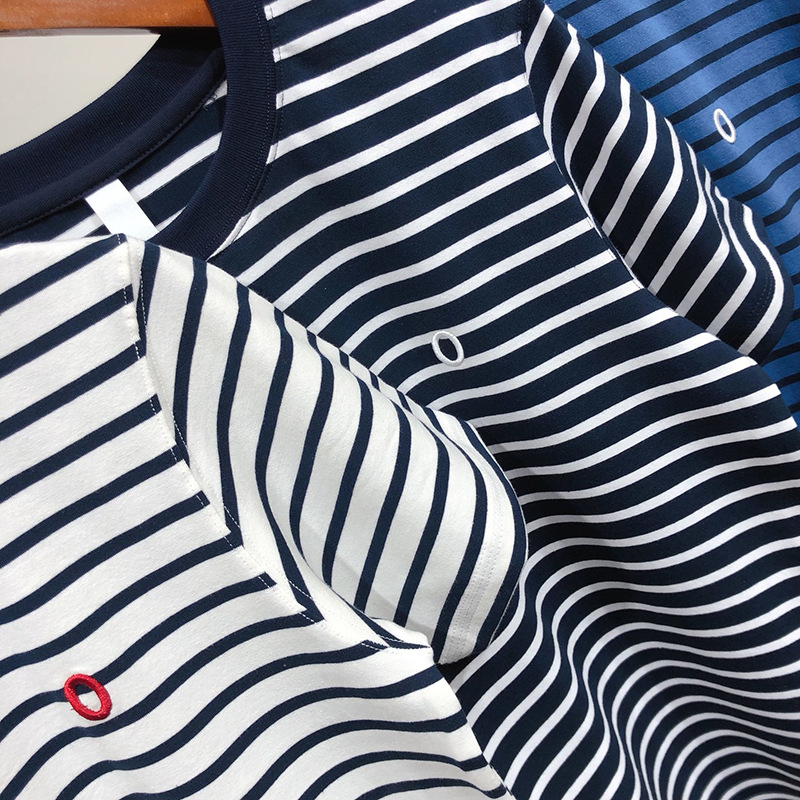 This timeless Korean-style women's dress is simply the same striped short-sleeved T-shirt. The loose round-neck T-shirt for women is trendy details Picture