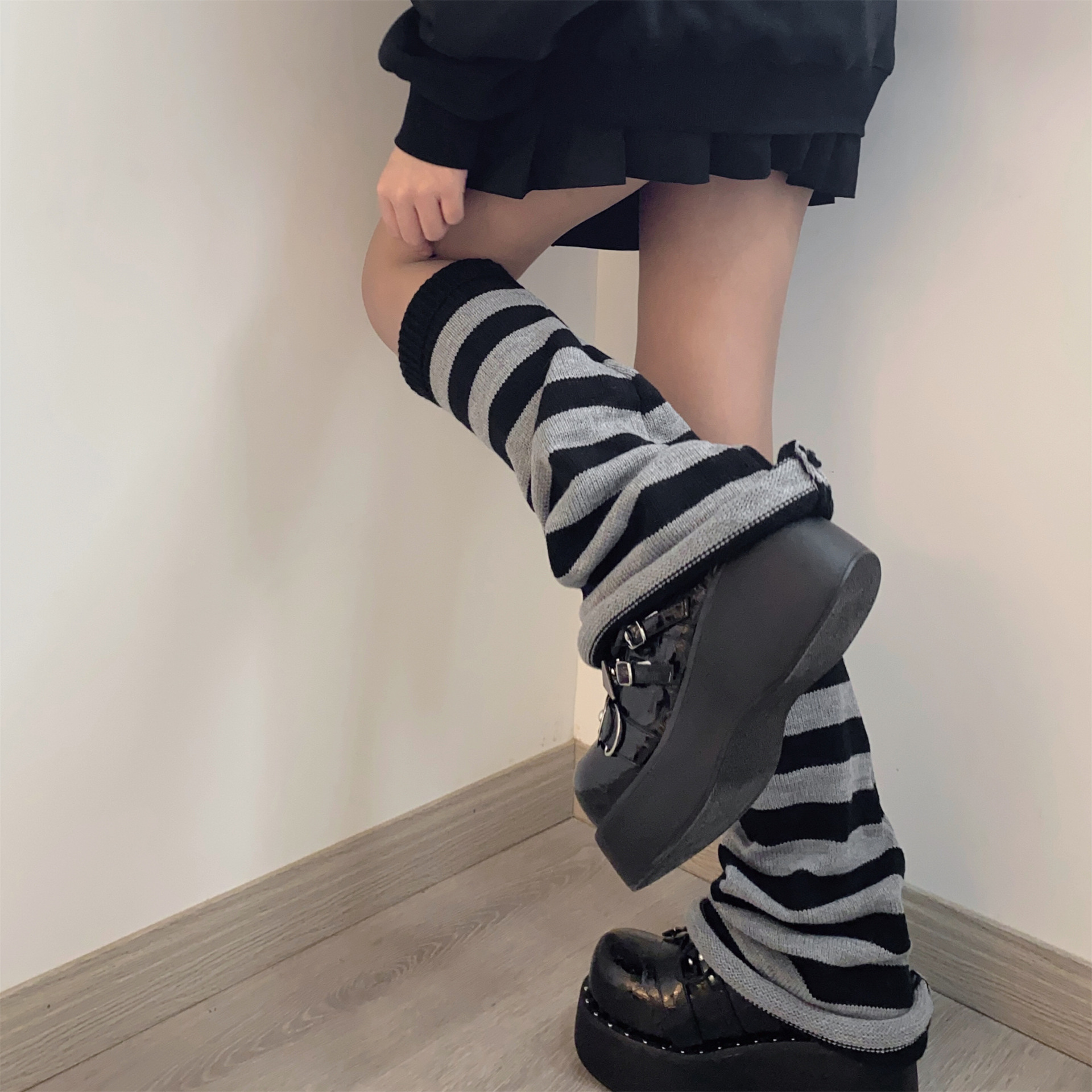 Autumn and winter retro American-style black and white striped warm woolen loose wide-leg sock, Harajuku style jk hot girl leg cover Application Scenario