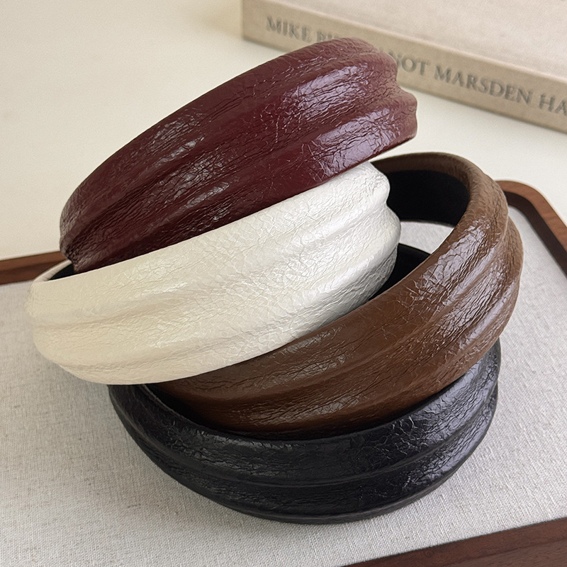 The new autumn and winter fashion leather concave-convex hair band exudes a sense of luxury. The high headband at the top of the head is versatile. The wide-edge facial hair clip is a headpiece Specification image