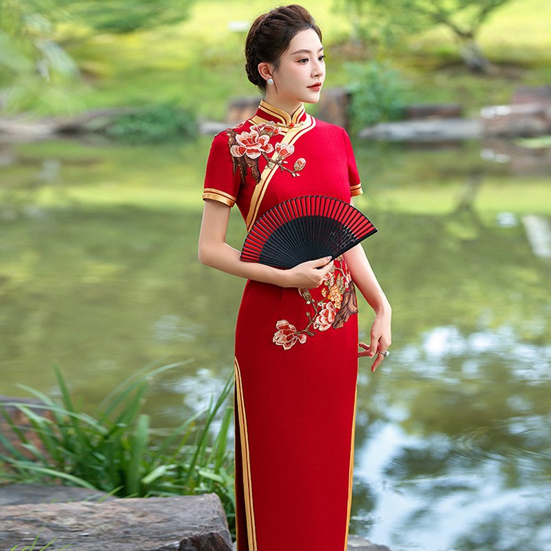 Guozhang mejorado cheongsam nuevo estilo 2026 chica alta bifenda retro estilo chino pasarela show cheongsam oro full garden Specification image