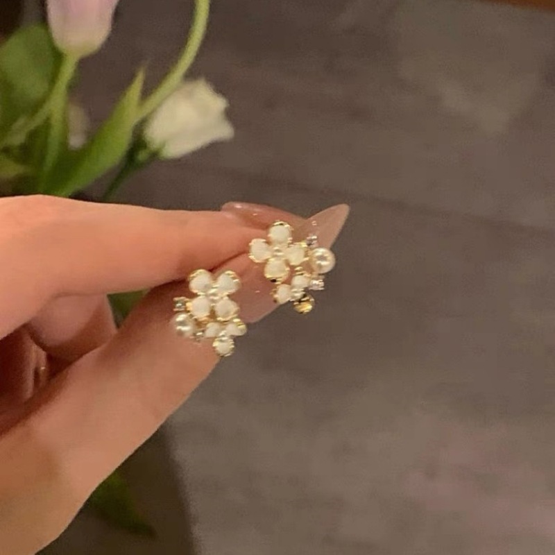 Sensación de atmósfera dulce y fresca pequeña flor blanca perla aretes diseño de nicho de lujo ligero sensación de alta clase accesorios de oído versátiles details Picture