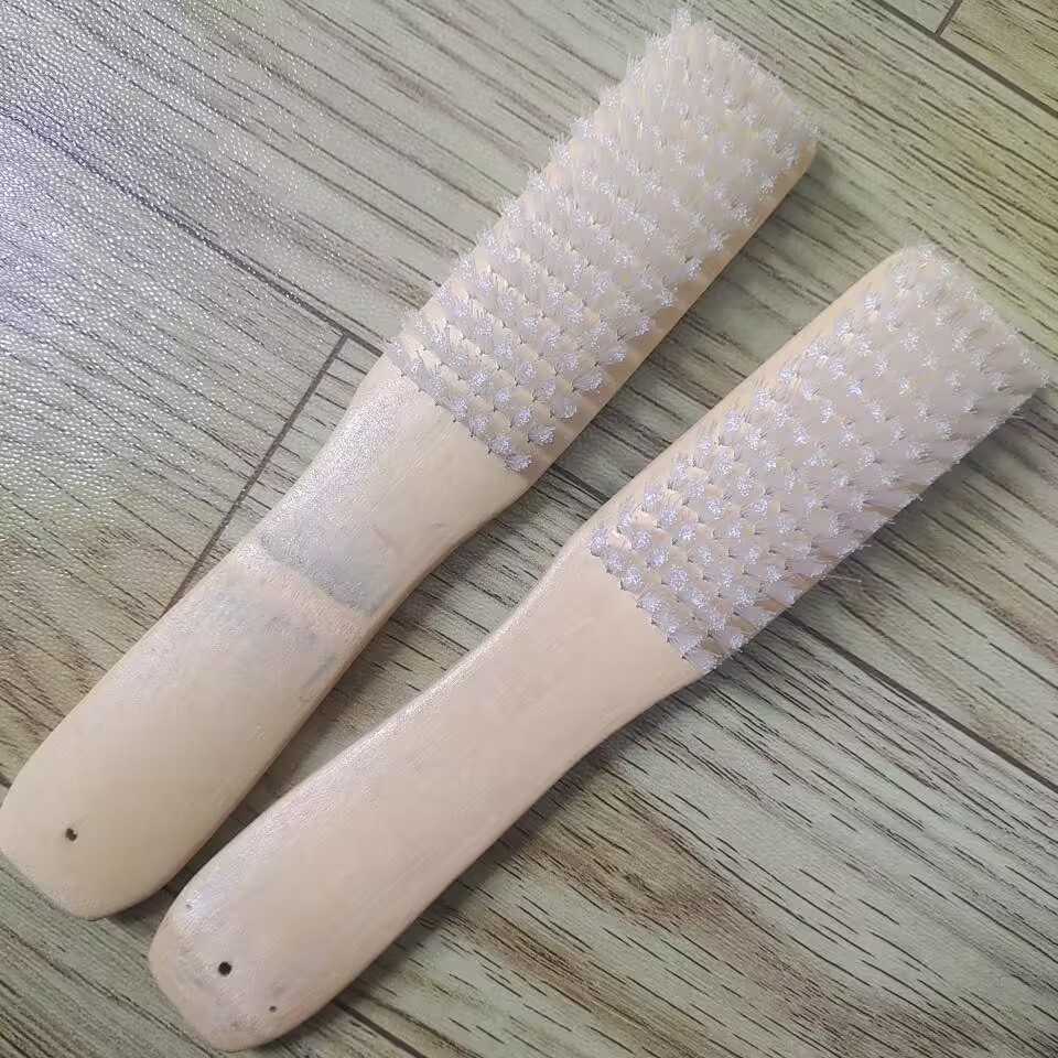 Large white silk long-handled bamboo and wood shoe brush, bamboo brush, clothes brush, laundry brush, bamboo and wood cleaning brush, wood brush, one or two yuan
