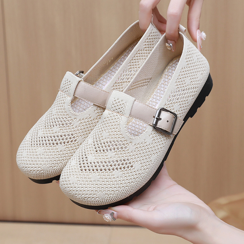 The new genuine soft-soled shoes for middle-aged and elderly mothers from Beijing are breathable and woven. They are light, casual and can be worn on one foot