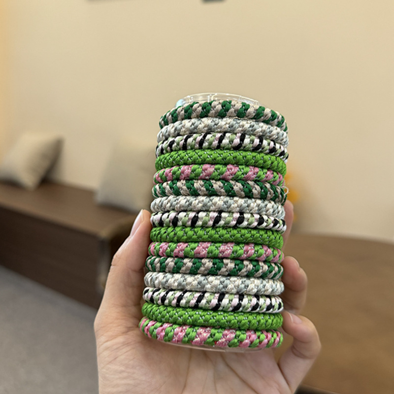 This is a simple and fashionable hair tie with a thick and elastic hair band that doesn't damage hair, just like the ones used by celebrities Item Picture