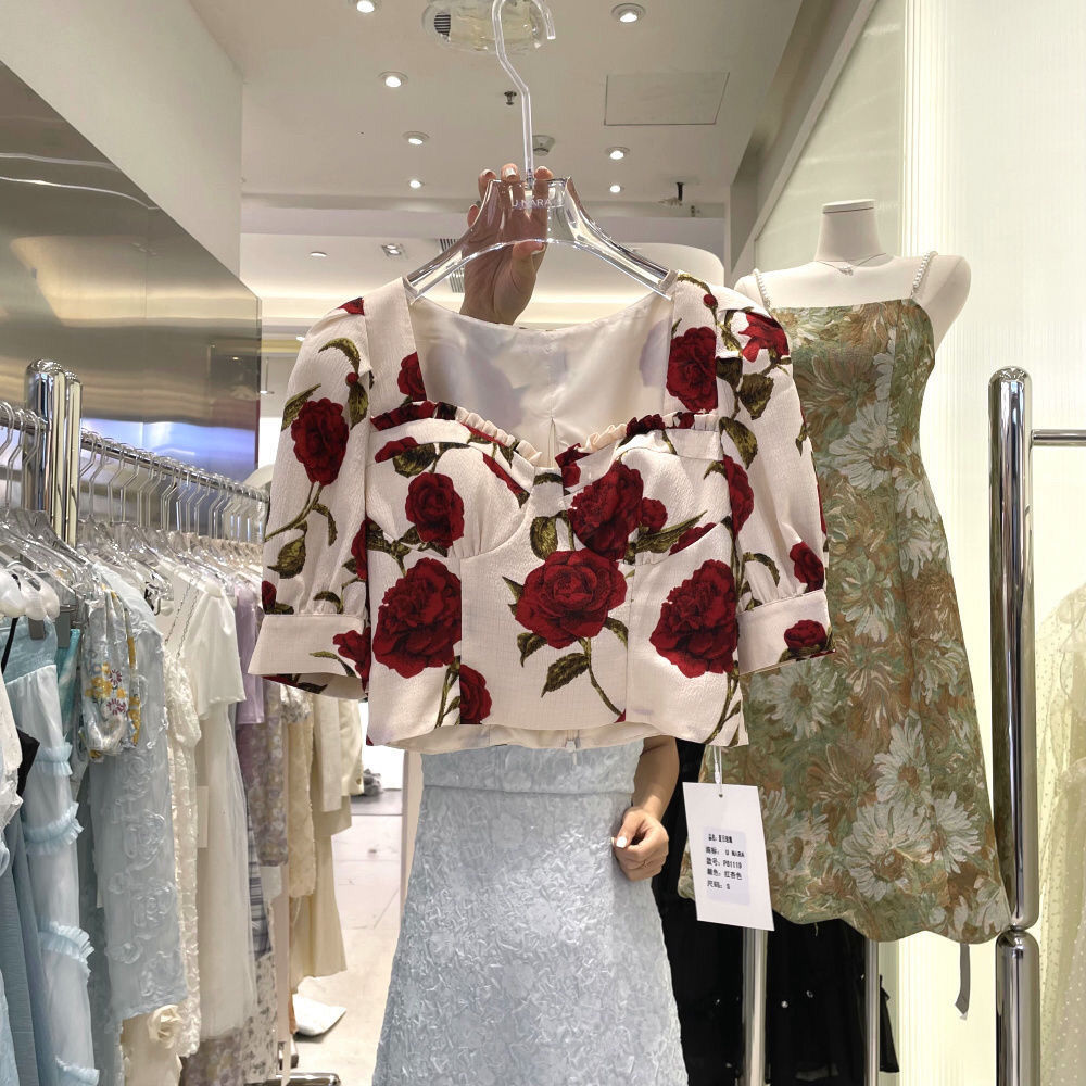 A French retro Hepburn square neck collarbone design with a Hong Kong style, short, high-waisted, puffed sleeve floral top for women Application Scenario