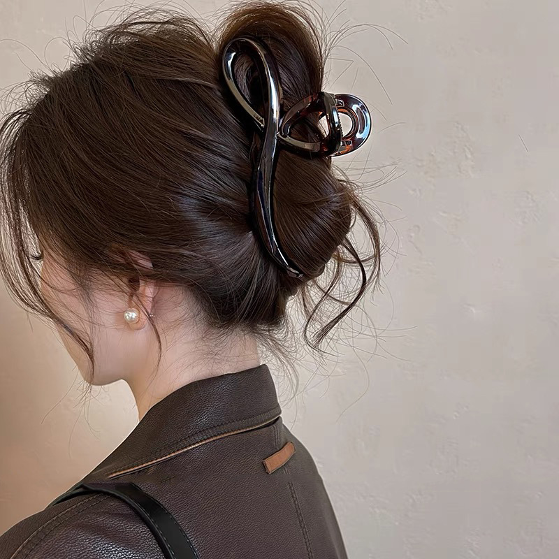 The high-end Maillard grab clip is a large female 2024 new style, featuring a shark clip at the back of the head and a stylish hair accessory for autumn Specification image