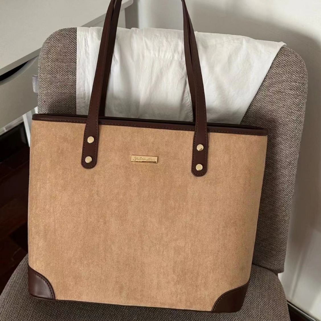 The Maillard large-capacity tote bag for autumn and winter, 2024 new model, is a fashionable school commuting bag and a shoulder bag Item Picture