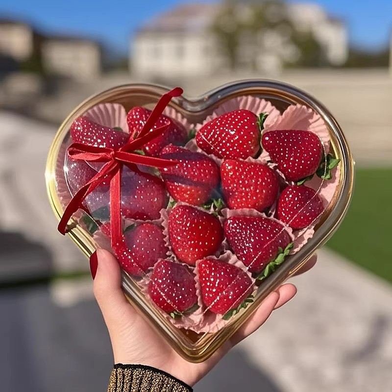 Heart-shaped fruit packing box, strawberry cherry tomato packaging box, cherry fruit cutting box, disposable transparent golden gift box