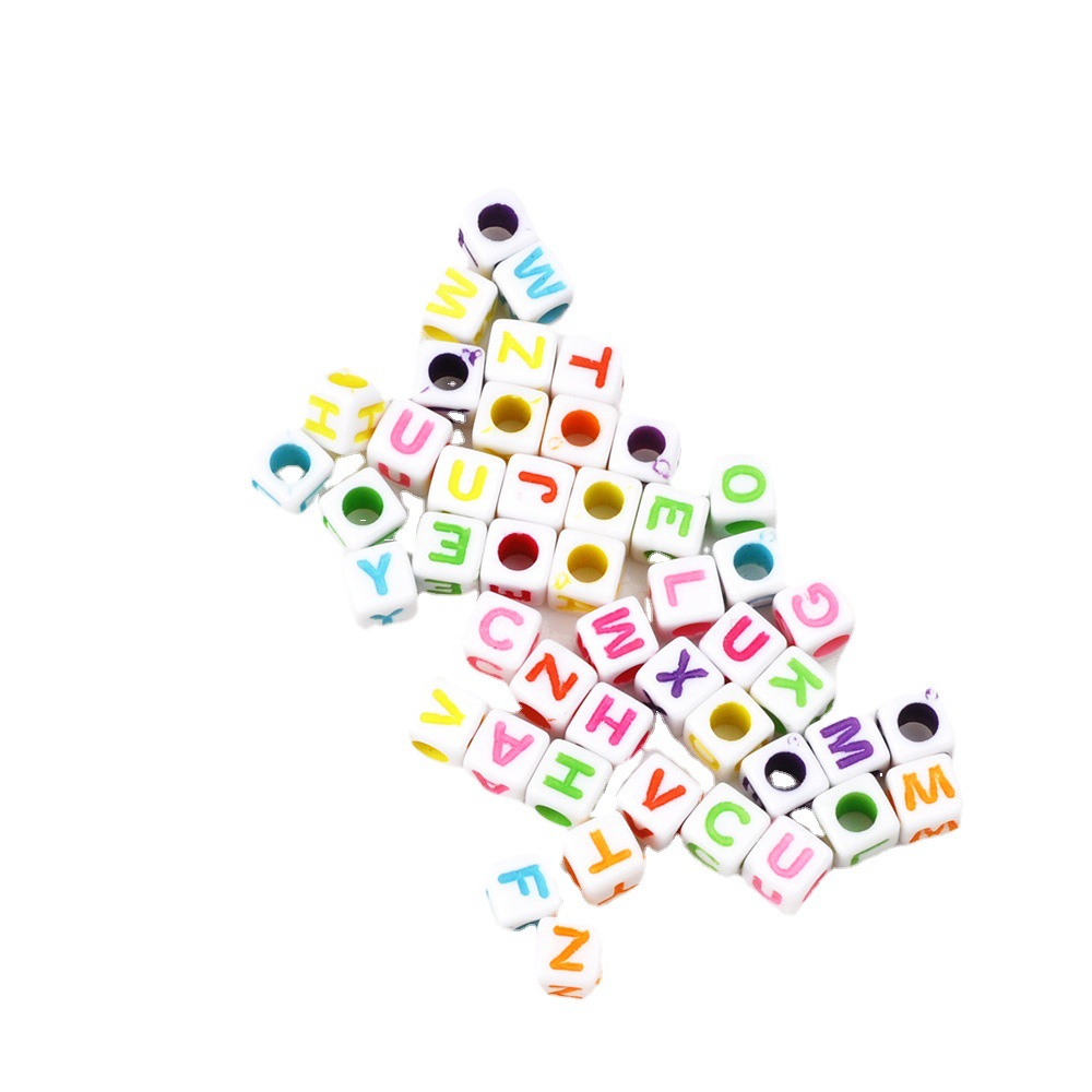 压克力字母珠白底实物图