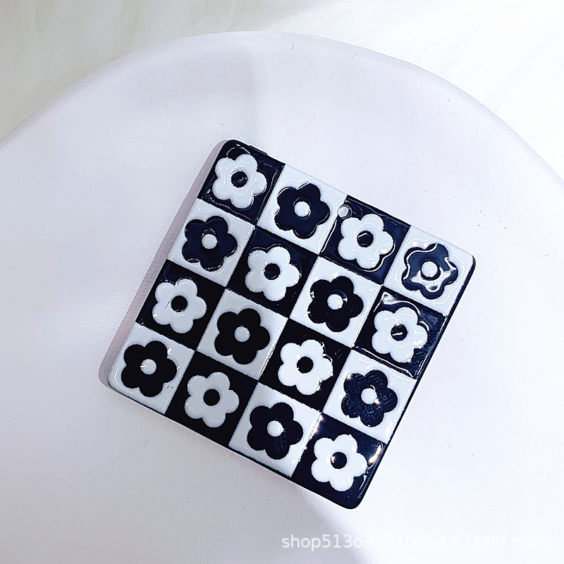 Bricolaje accesorios al por mayor relieve estampado acrílico smiley corazón melocotón flores pequeñas cuadrangular blanco y negro accesorios colgantes Specification image