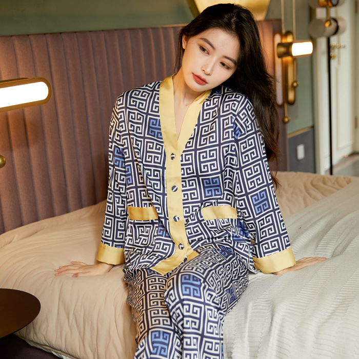 Spring and summer ice silk pajamas for women's home wear. Samples and pictures are supported. Cardigans, long-sleeved shirts and long pants for home wear Application Scenario