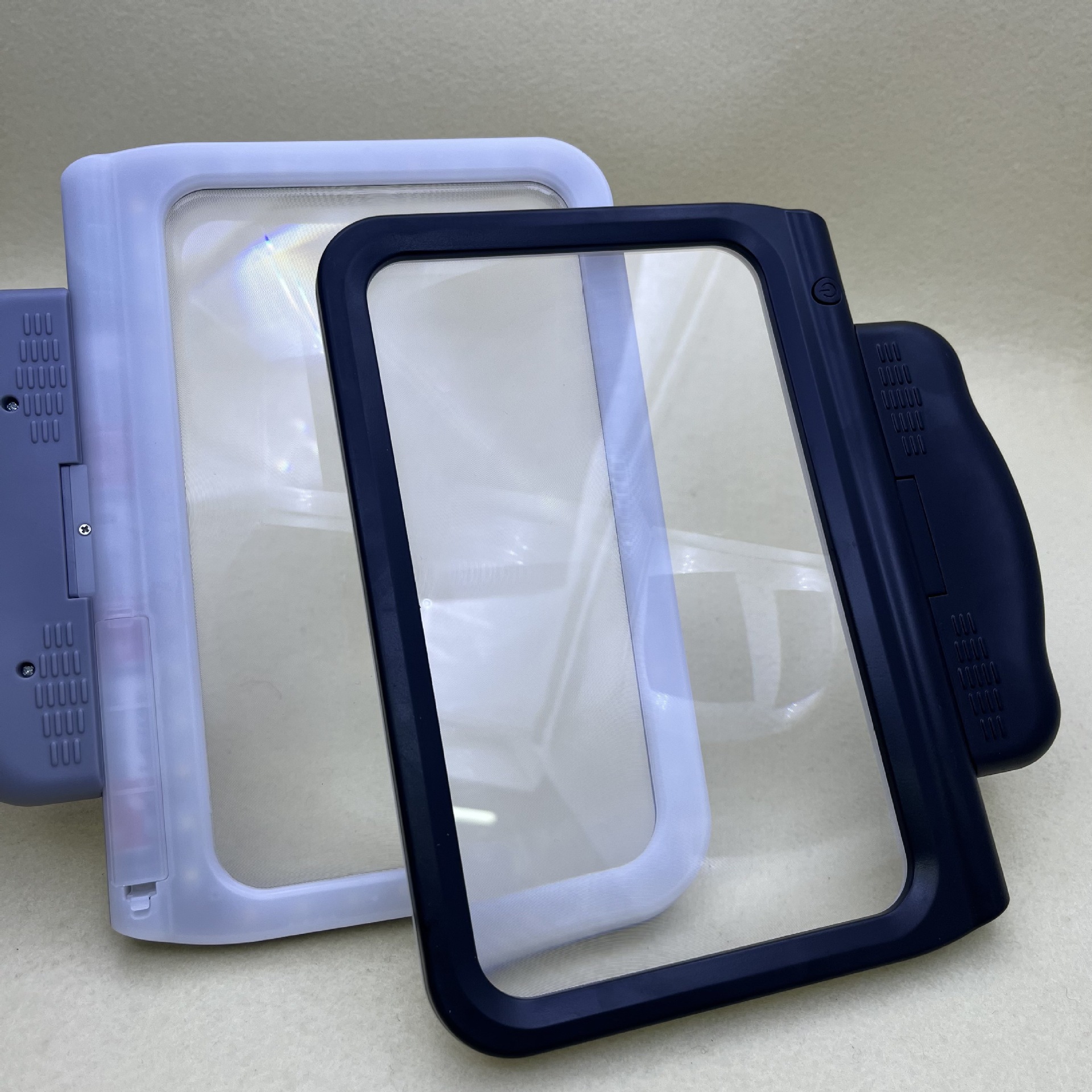 The new 48-LED three-color light source with adjustable temperature, large-area handheld USB reading magnifying glass Application Scenario