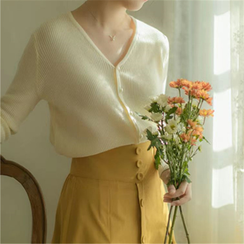 The new 2022 cardigan for women, Korean autumn style, pearl buckle V-neck knitted sweater, gentle style, versatile short sweater coat Specification image