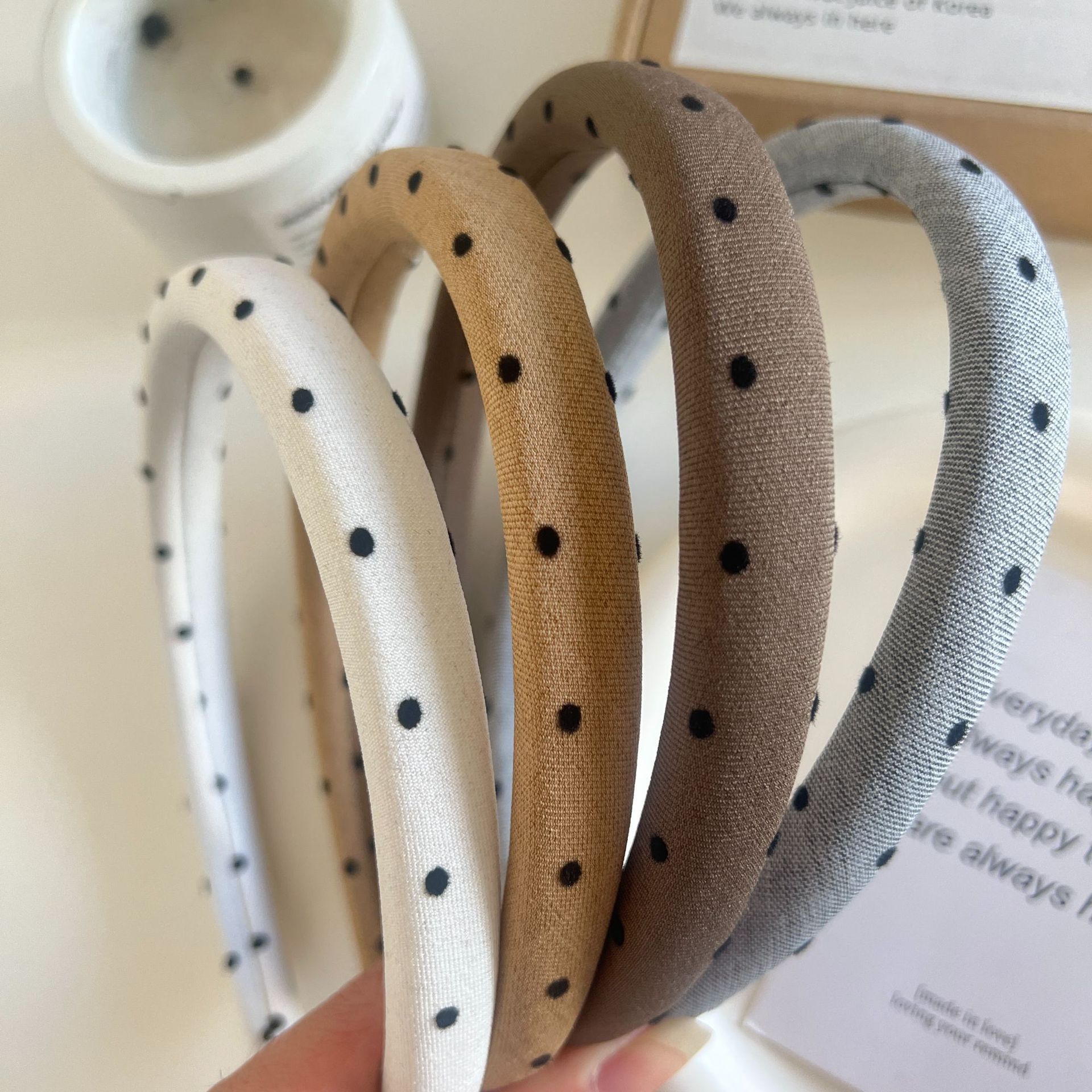 Elegant polka dot hair band for women in autumn and winter, 2025 new style hair clip, high top pressure hair band, anti-slip hair tie for washing face, headwear Application Scenario