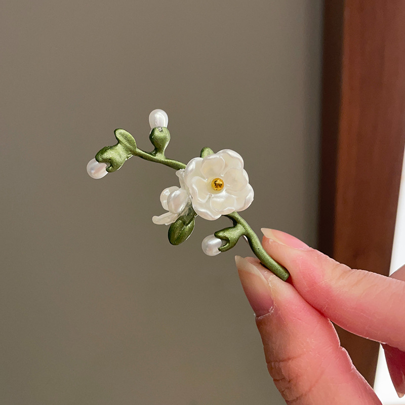 Green plant flower brooch, pearl anti-glare pin accessory, high-end women's fresh and delicate suit brooch decoration Specification image