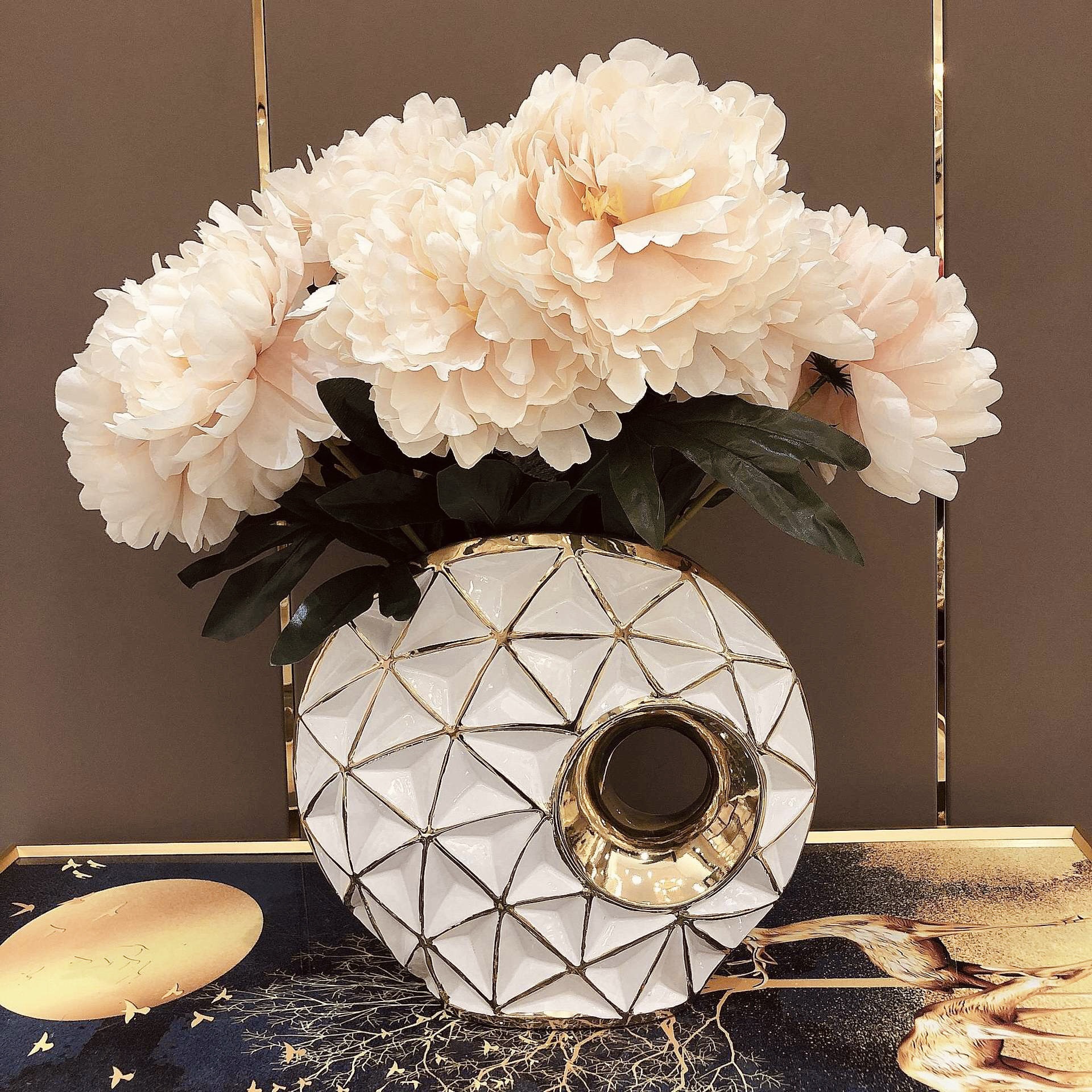 Factory direct European electroplating golden ceramic vase model room Hotel living room light luxury handicrafts decoration Golden castle vase Application Scenario