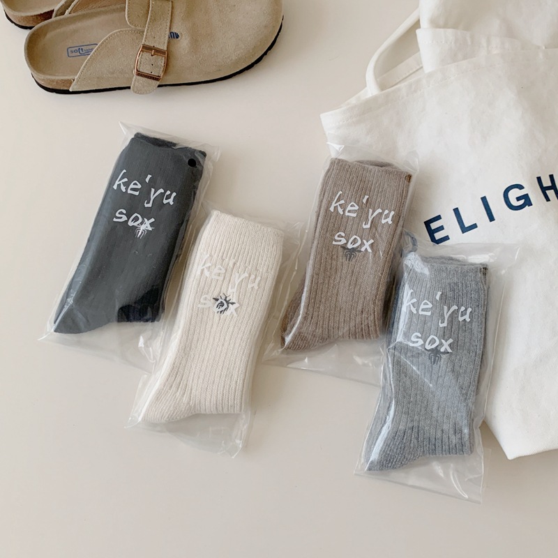 One-piece consignment of socks from the street stall, popular embroidered little bee Dui socks, Korean-style solid color wool socks, women's winter warmth mid-calf socks details Picture