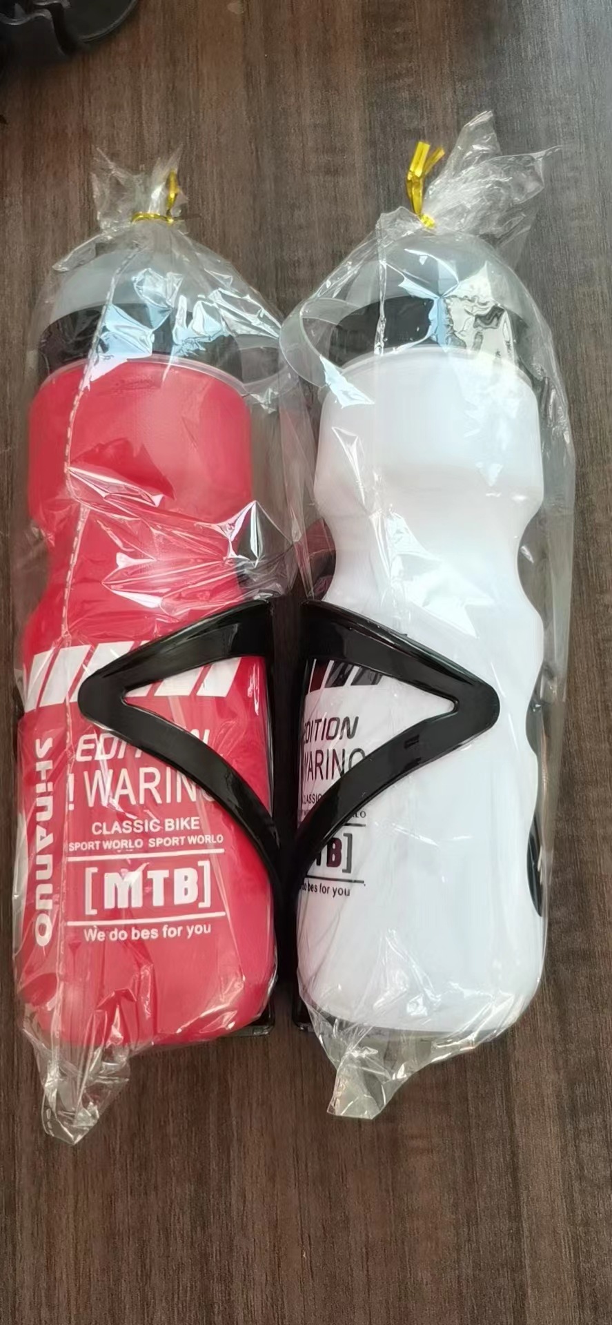 The 750 sports water bottle is a PC single-color plastic water bottle with a dust cover and a water bottle stand for mountain biking Application Scenario