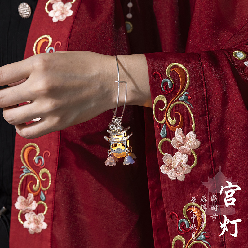 New Year luminous bracelet for girls, ancient-style lantern accessory, alloy New Year's Day performance Hanfu accessory, high-end bracelet for girls Application Scenario