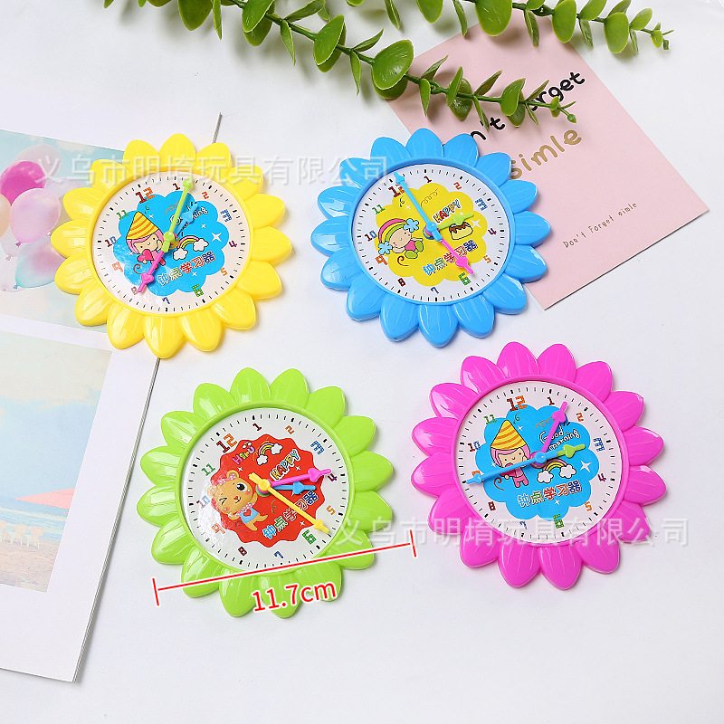 The hourly learning device is a children's early education teaching aid. It features an hourly learning clock face and clock model, and is a tool for students to recognize time Specification image