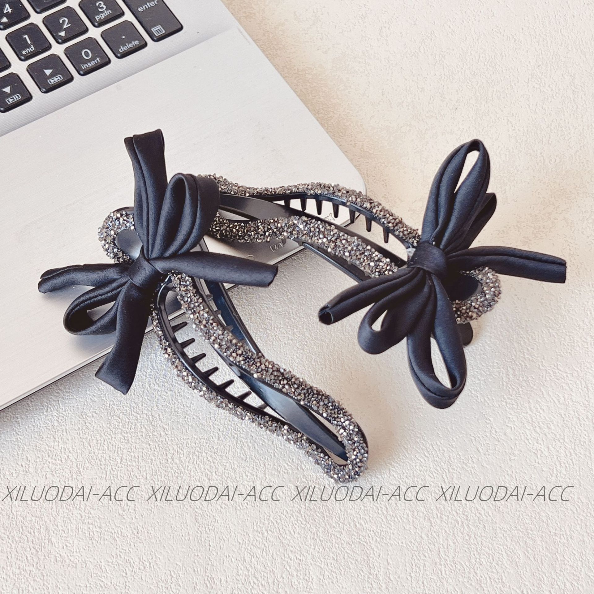 Diamond-encrusted bow, one-line hair clip, high-end and elegant for women, lazy person, updo, shark clip, thick hair at the back of the head, duckbill clip Application Scenario
