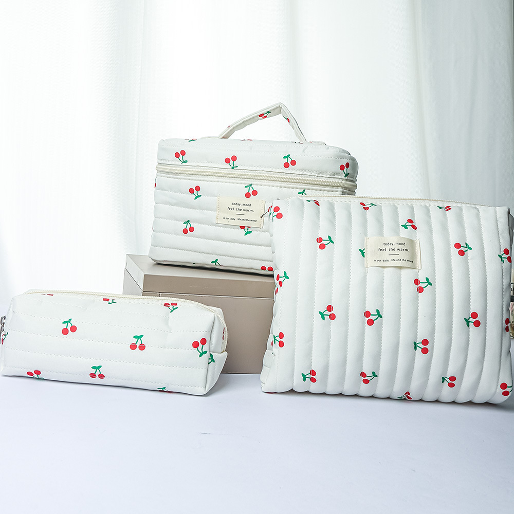 Large cherry blossom cosmetic bag, large-capacity high-end cosmetic storage bag, portable travel toiletries bag, clutch bag Application Scenario