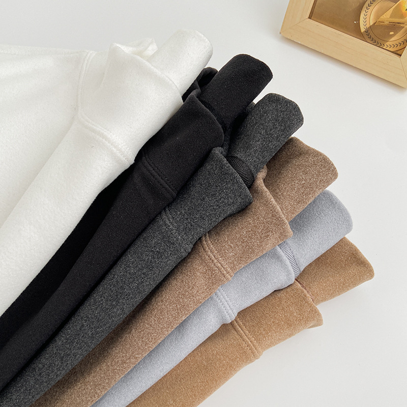 A semi-high-neck base layer shirt for men, paired with a versatile and warm 2024 autumn new style solid-color German velvet long-sleeved T-shirt Specification image