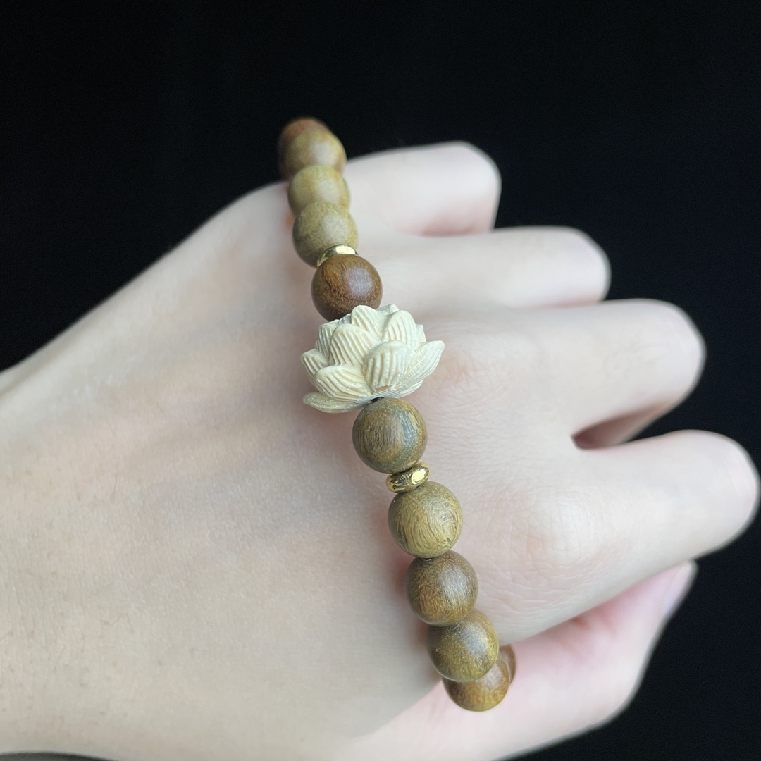 Green sandalwood lotus creative bracelet, a niche design with ethnic style, is a couple's forest-themed Buddhist prayer bead peripheral playable accessory Specification image