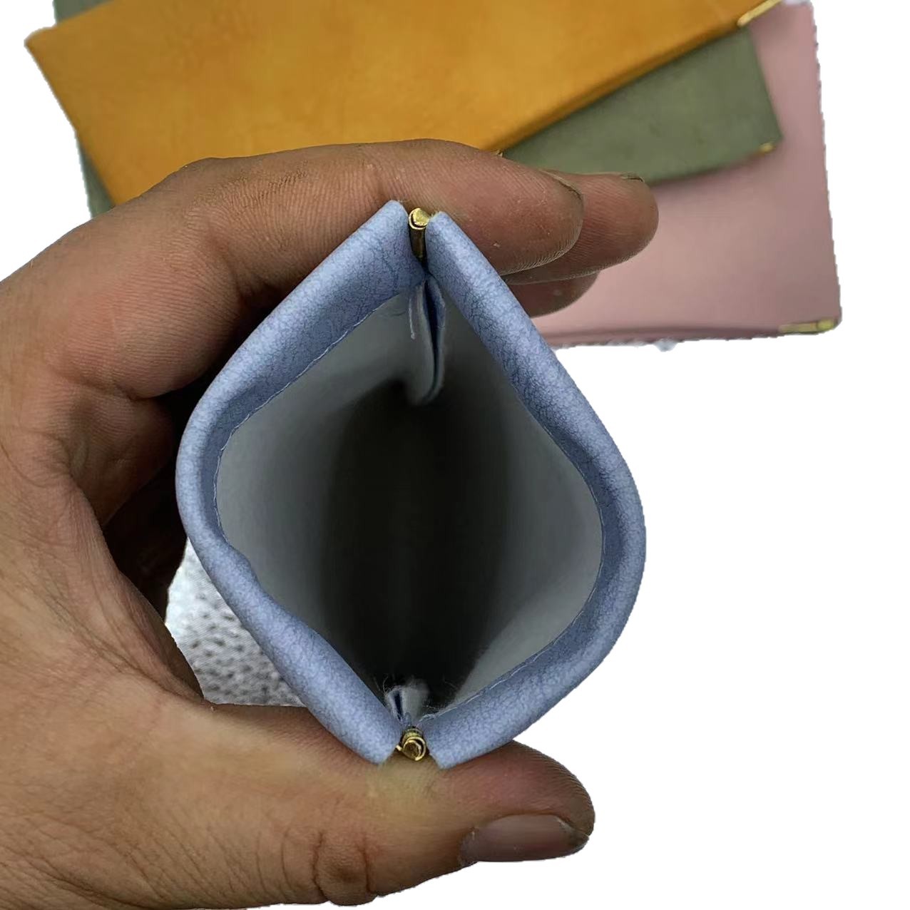 Portable sunglasses bag, sunglasses storage bag, anti-pressure velvet bag, automatic closing spring piece Item Picture