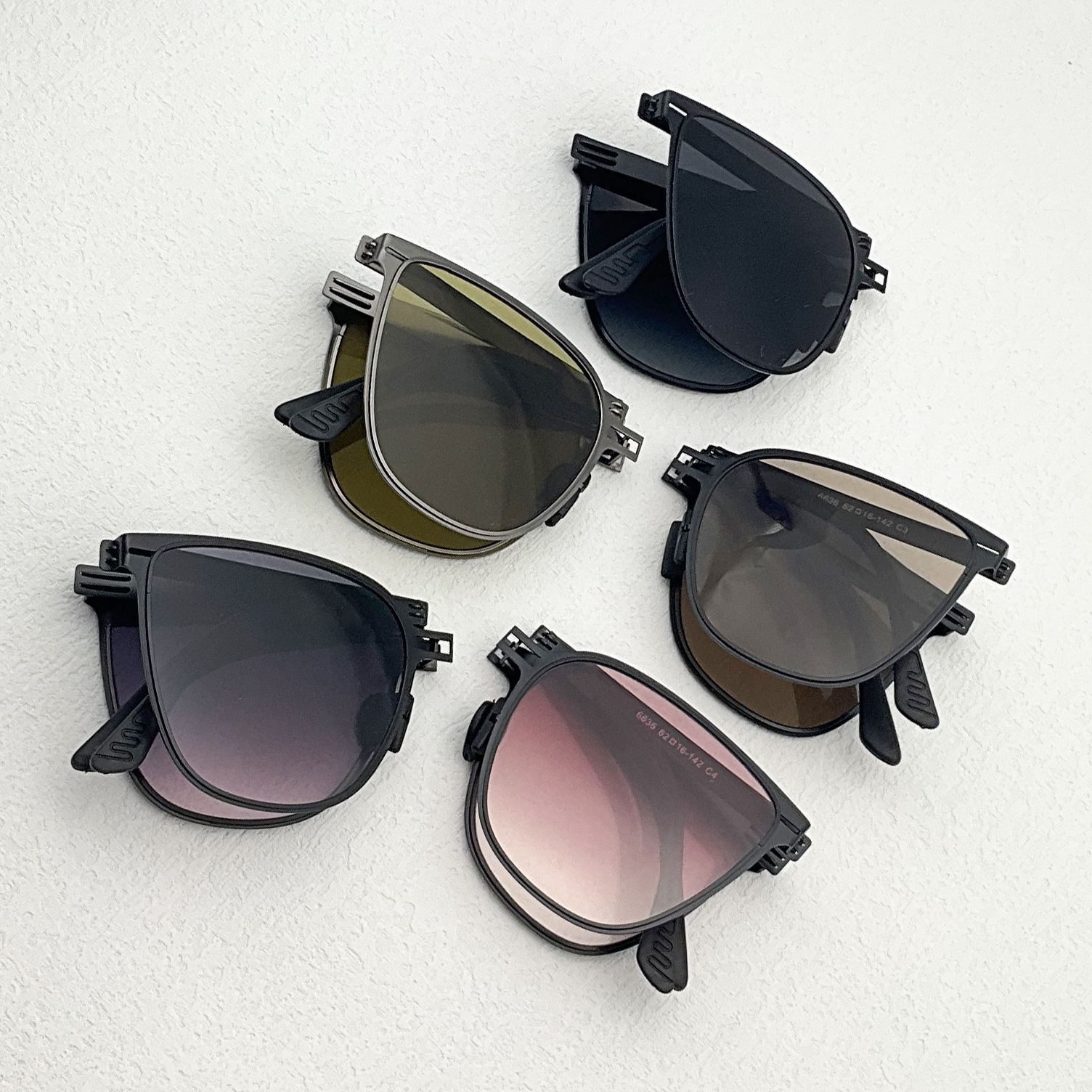 New metal folding sunglasses for women, sun protection and UV protection, popular fashion and trendy sunglasses manufacturer, finished product wholesale Application Scenario
