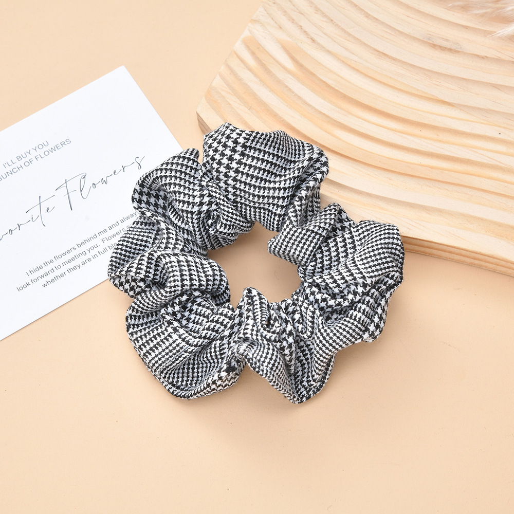 Wholesale of the 2023 new thousand-bird checkered large intestine hair band, a fashionable checkered headwear, and a retro classic hair band from the manufacturer Application Scenario