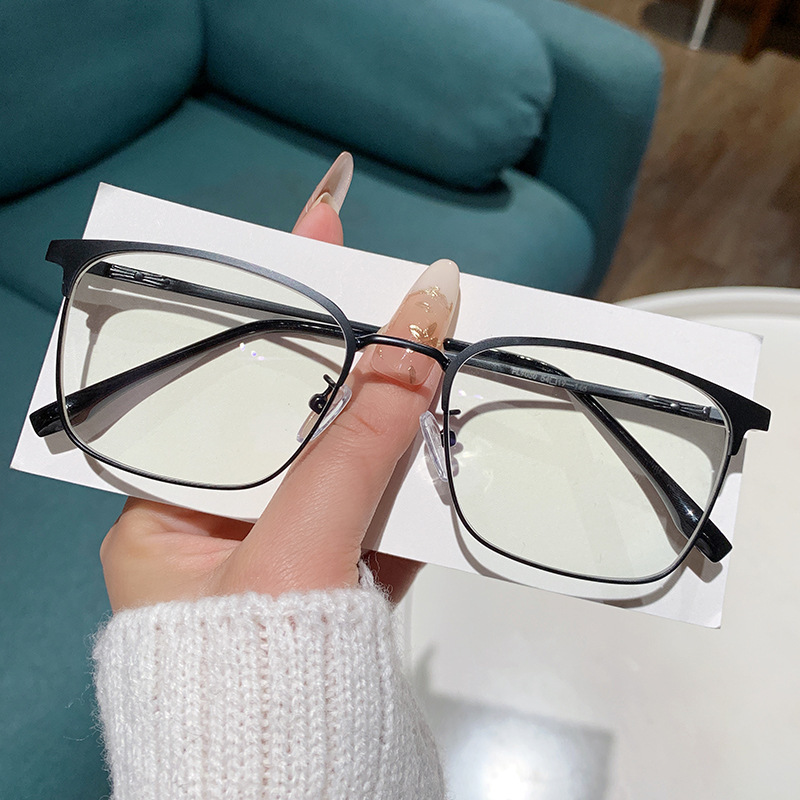 2025 New business simple plane glasses for men with myopia, metal frame without prescription anti-blue light glasses for women Application Scenario