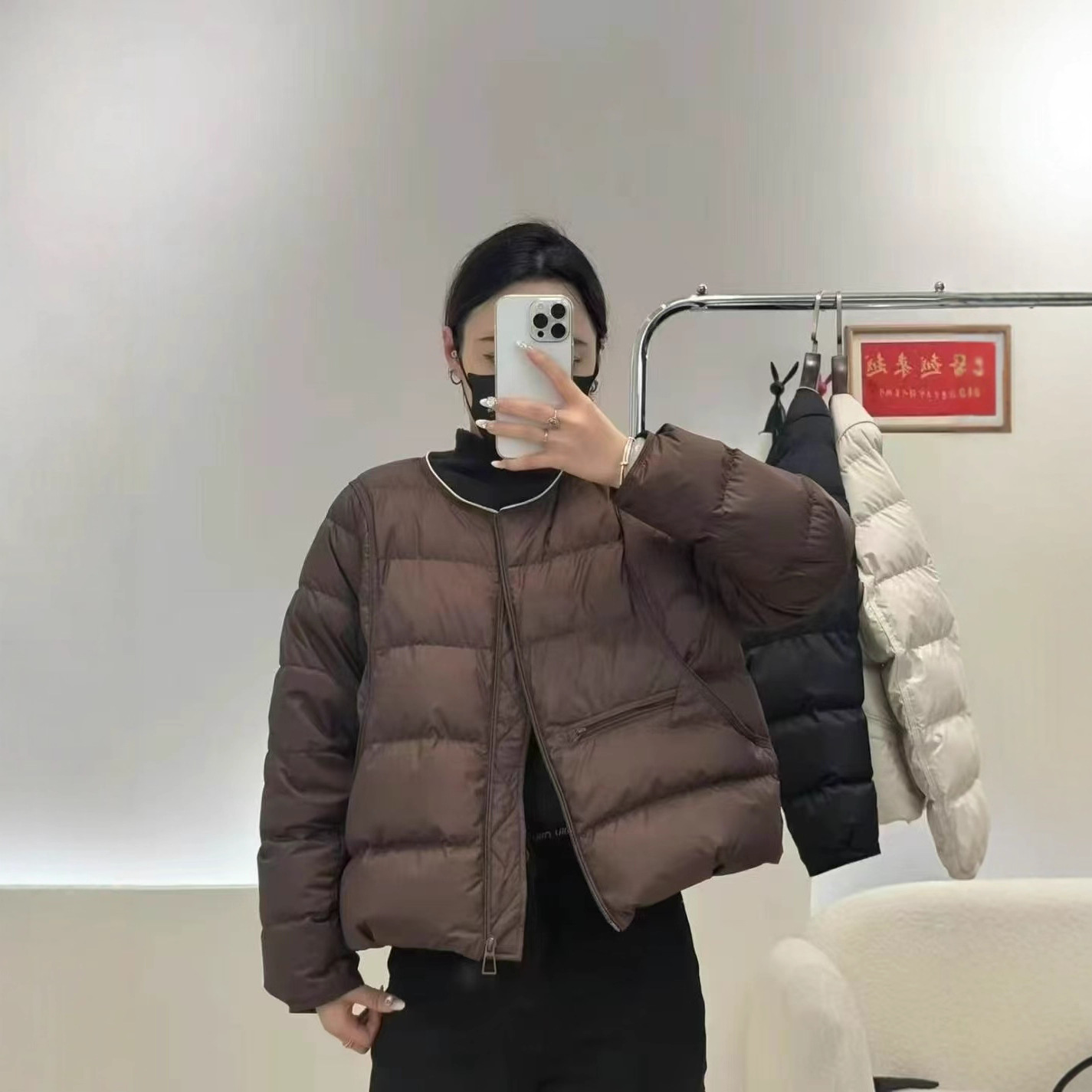 A light, short and warm round-neck duck down jacket for women in the autumn and winter of 2025, a simple and fashionable white duck down warm coat details Picture