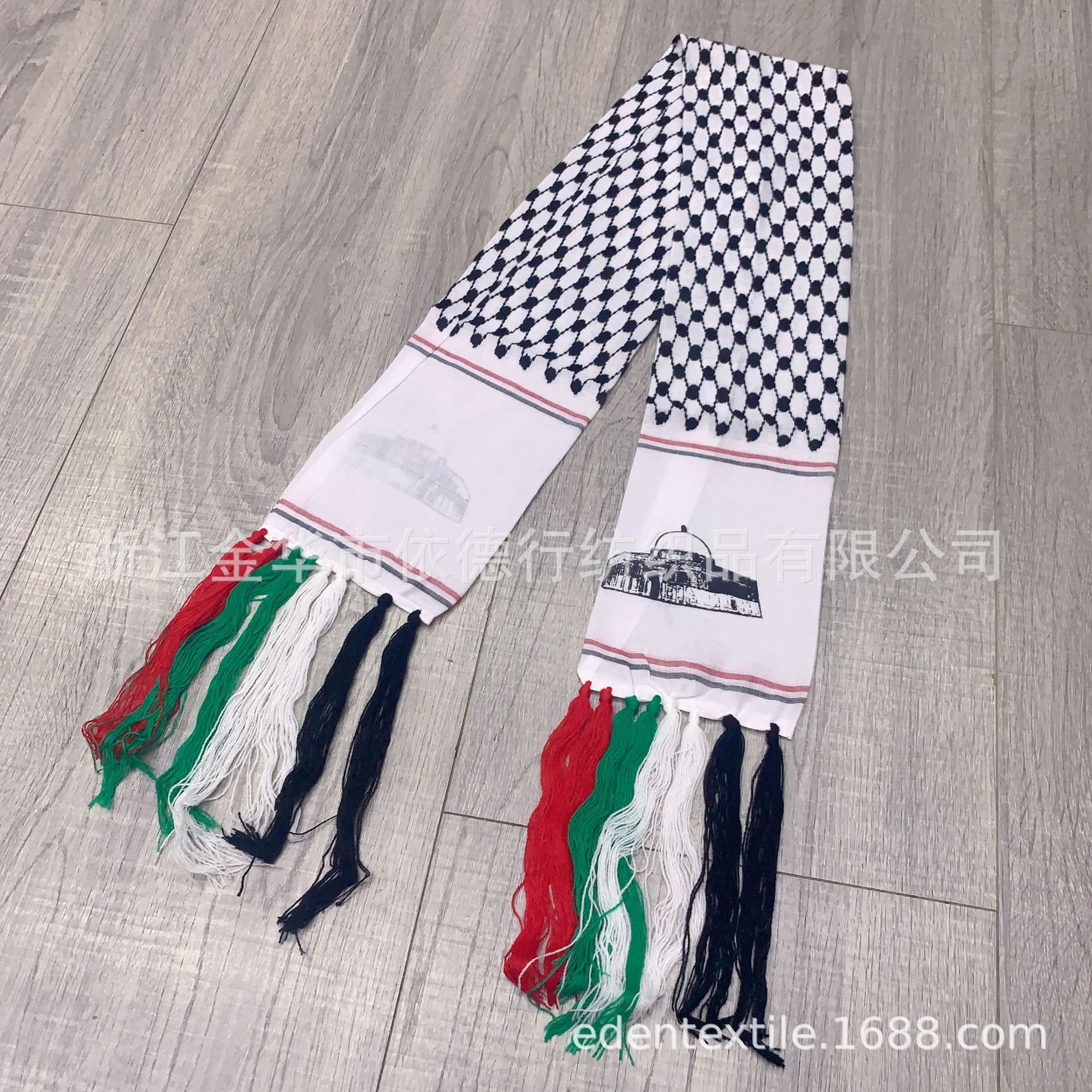 وكانت حفلات الزفاف التي تجري عبر الحدود، حيث يجري بيع أعلام الفلسطينيين بمناوشاح وشاح، تطريز وشاح من وشاح