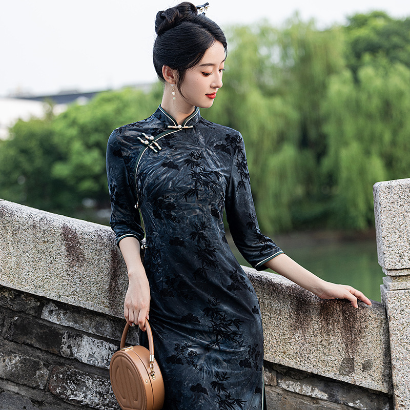 "National Trend Simple and Elegant cheongsam 2025 Spring New Style Milk silk tie-dyed flocking high-end improved new Chinese style. Application Scenario